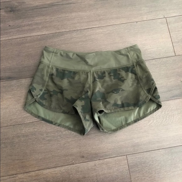 RARE! 🍋 Lululemon Camo Speed Shorts Sz. 4 — 2.5” - Picture 6 of 12